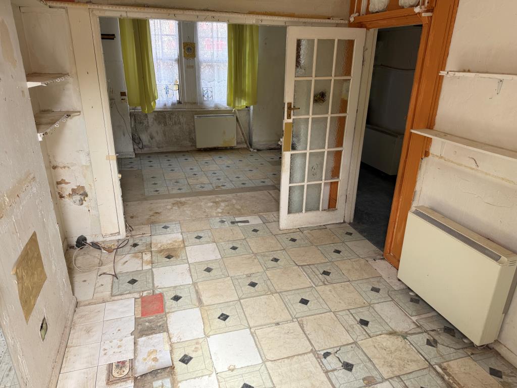 Lot: 146 - PATIO FLAT IN NEED OF REFURBISHMENT - Studio room showing front window and access to hallway